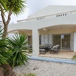 בית נופש Magnolia - Luxury 4-br Retreat With Pool