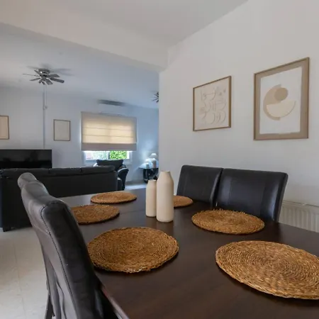 בית נופש Magnolia - Luxury 4-br Retreat With Pool