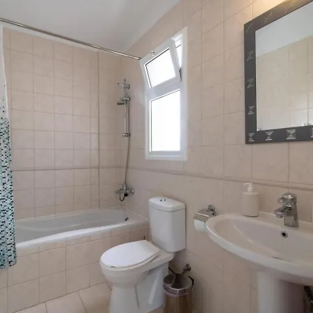 4-bedroom With Heated Pool *