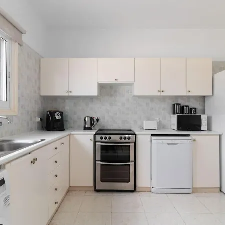 4-bedroom With Heated Pool Ferienhaus Peyia