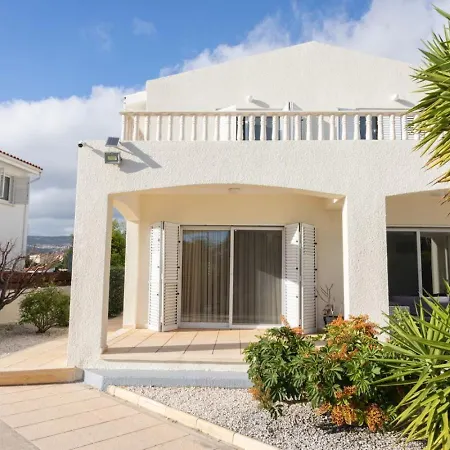 Ferienhaus 4-bedroom With Heated Pool Peyia