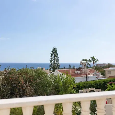 4-bedroom With Heated Pool Peyia