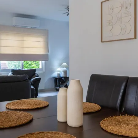 Magnolia - Luxury 4-br Retreat With Pool Case de vacanță *