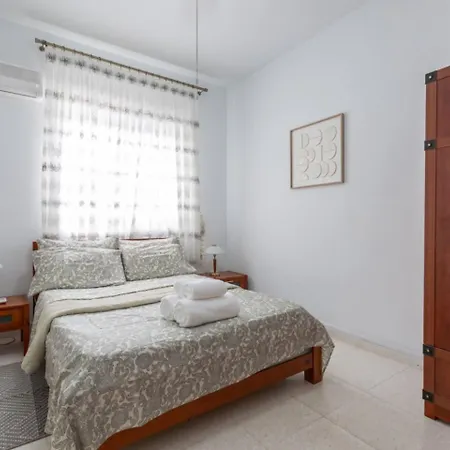 Magnolia - Luxury 4-br Retreat With Pool Peyia