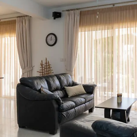 Magnolia - Luxury 4-br Retreat With Pool * Peyia