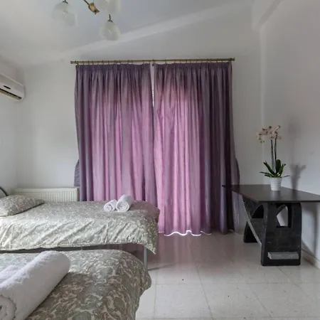 Magnolia - Luxury 4-br Retreat With Pool Case de vacanță Peyia