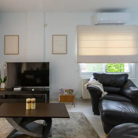 Dom wakacyjny Magnolia - Luxury 4-br Retreat With Pool Peja