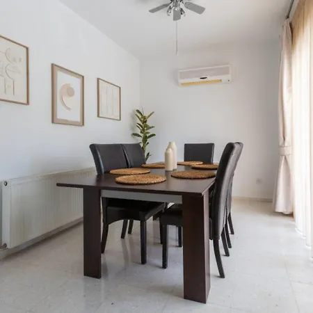 Magnolia - Luxury 4-br Retreat With Pool Case de vacanță Peyia