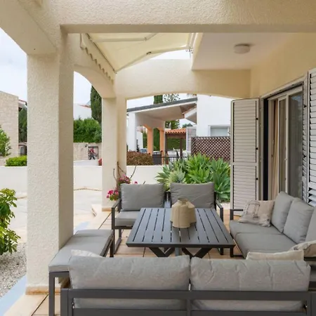 Magnolia - Luxury 4-br Retreat With Pool * Peyia