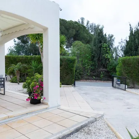 Magnolia - Luxury 4-br Retreat With Pool Case de vacanță Peyia