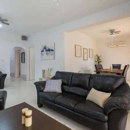 Dom wakacyjny Magnolia - Luxury 4-br Retreat With Pool Peja