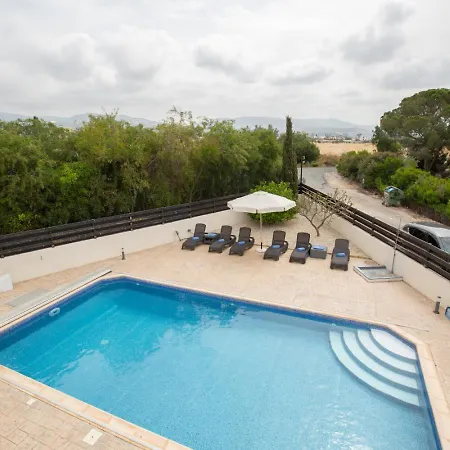 Magnolia - Luxury 4-br Retreat With Pool Peyia