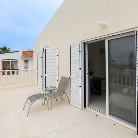 Magnolia - Luxury 4-br Retreat With Pool Peyia