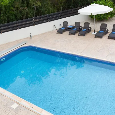 Magnolia - Luxury 4-br Retreat With Pool * Peyia