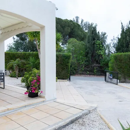 Magnolia - Luxury 4-br Retreat With Pool Peyia