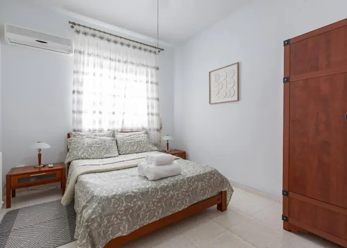 Magnolia - Luxury 4-br Retreat With Pool Peyia