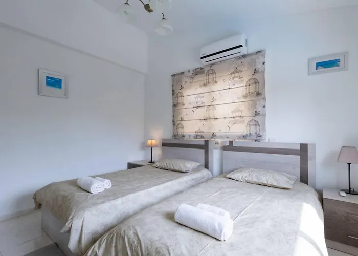 Magnolia - Luxury 4-br Retreat With Pool * Peyia