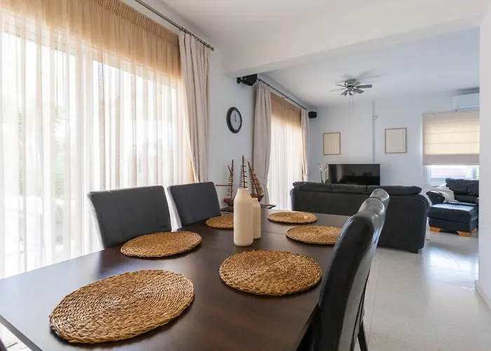 Magnolia - Luxury 4-br Retreat With Pool Casa vacanze