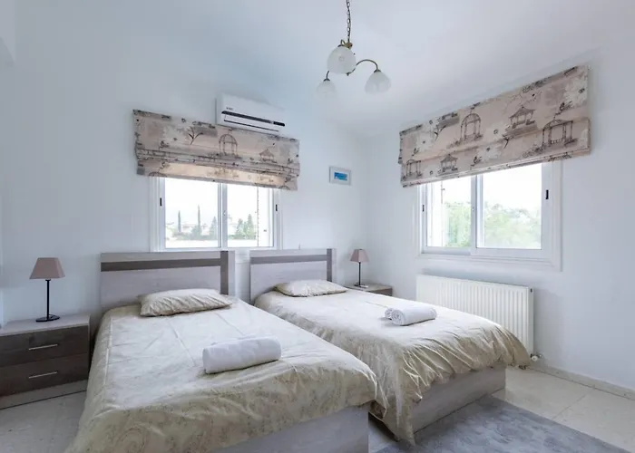 Magnolia - Luxury 4-br Retreat With Pool * Peyia