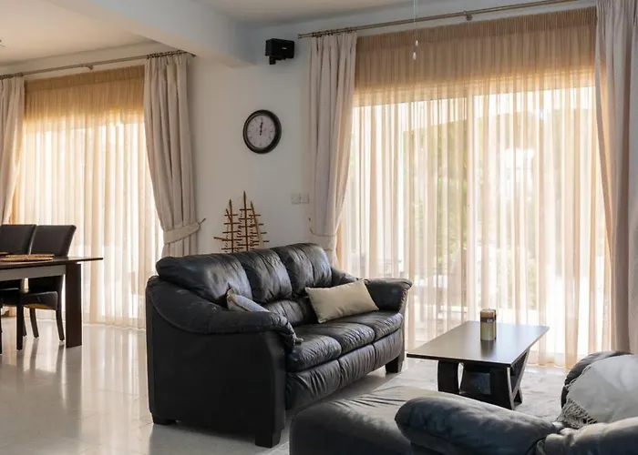 Magnolia - Luxury 4-br Retreat With Pool * Peyia