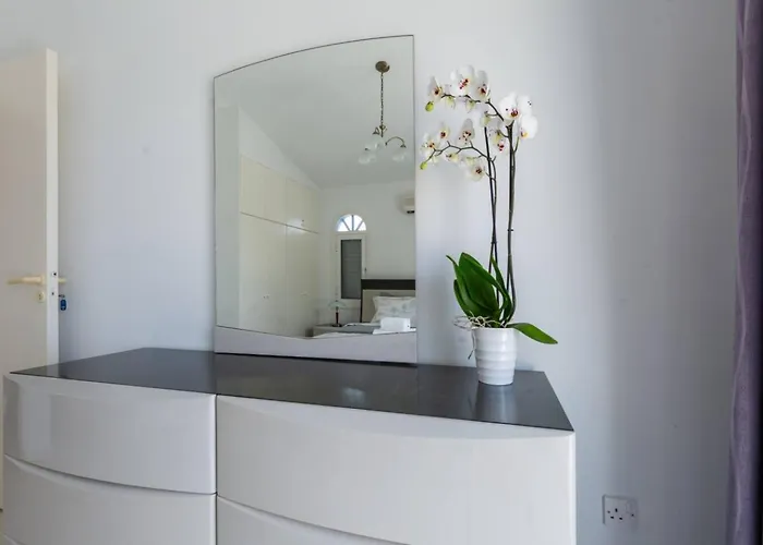 Magnolia - Luxury 4-br Retreat With Pool Casa vacanze Peyia