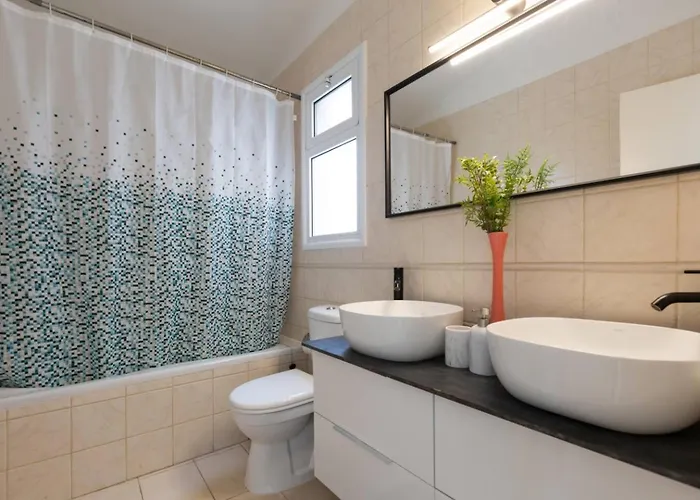 Casa vacanze Magnolia - Luxury 4-br Retreat With Pool Peyia