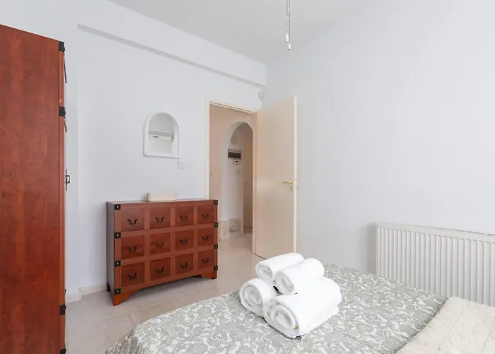 Magnolia - Luxury 4-br Retreat With Pool Peyia