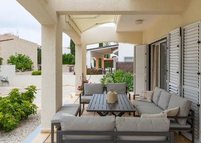 Magnolia - Luxury 4-br Retreat With Pool * Peyia