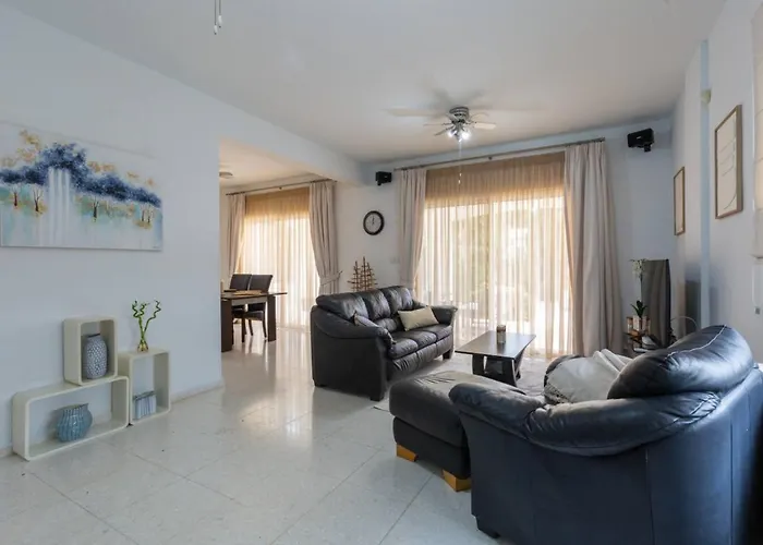 Casa vacanze Magnolia - Luxury 4-br Retreat With Pool Peyia