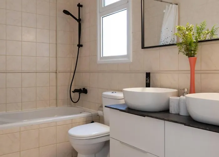 בית נופש Magnolia - Luxury 4-br Retreat With Pool